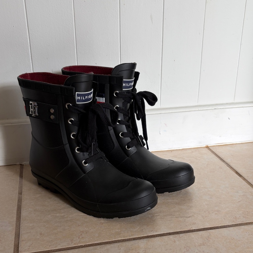 Tommy Hilfiger women’s size 8 black rain boots slightly used great condition